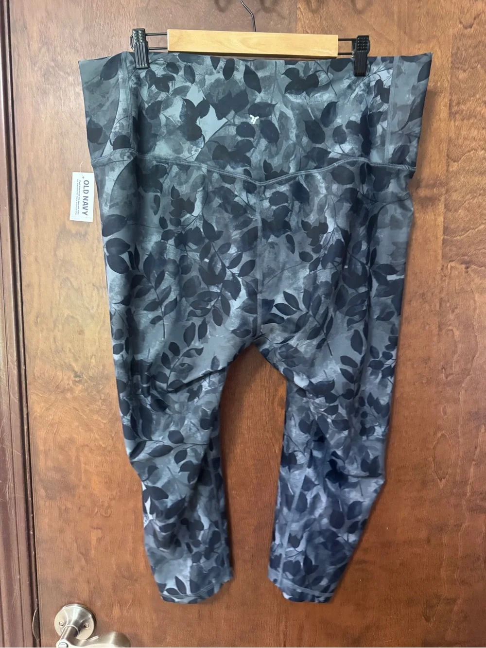 Old Navy Black and Gray Leaf-Print cropped Leggings